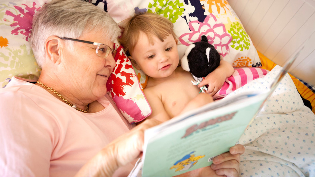 Шведская бабушка и внук с книгой